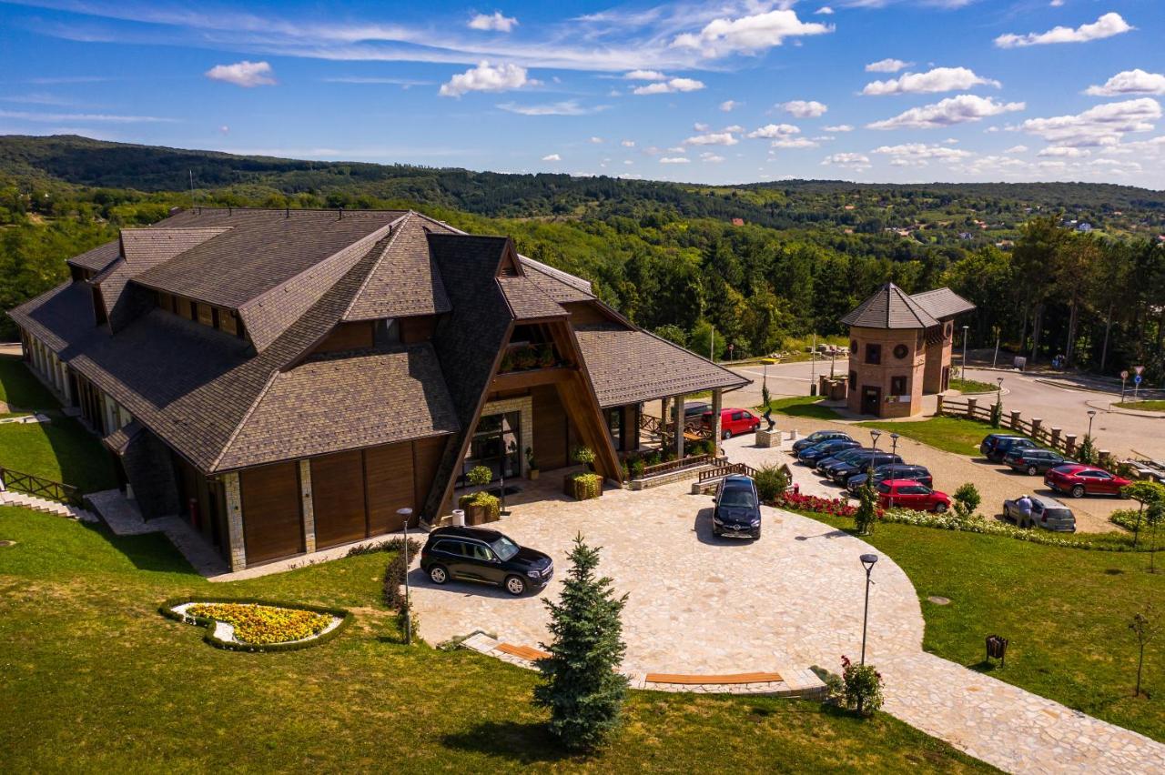 Etno Naselje Vrdnicka Kula Hotel Vrdnik Exterior foto