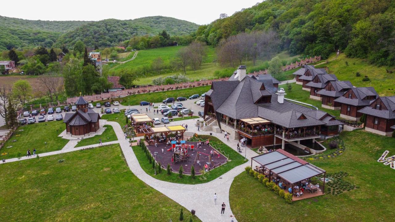 Etno Naselje Vrdnicka Kula Hotel Vrdnik Exterior foto