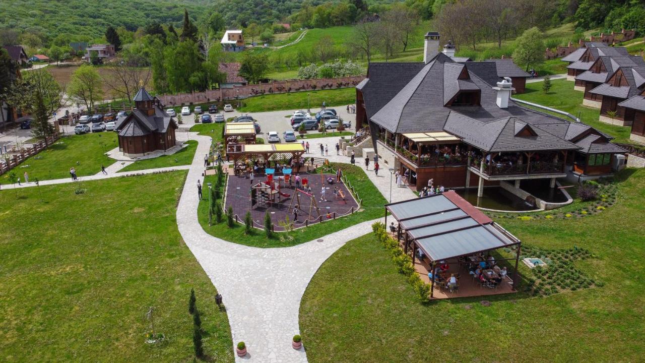 Etno Naselje Vrdnicka Kula Hotel Vrdnik Exterior foto