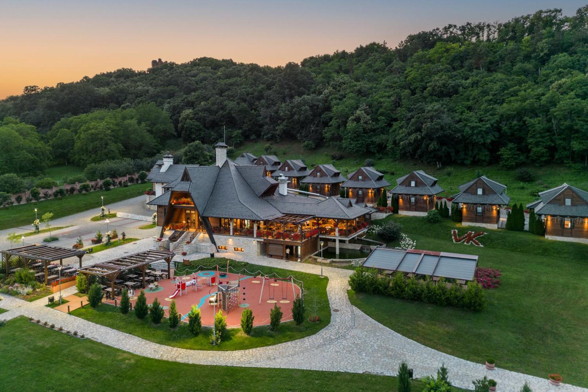 Etno Naselje Vrdnicka Kula Hotel Vrdnik Exterior foto